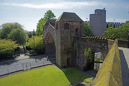 City of the Honor, Anglia - istorie și obiective turistice