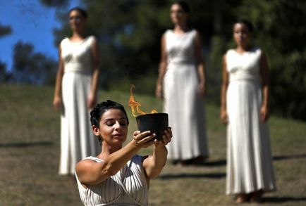 Preotesele grecești au aprins deja flacăra olimpică