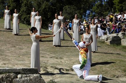 Грецькі жриці вже запалили олімпійський вогонь