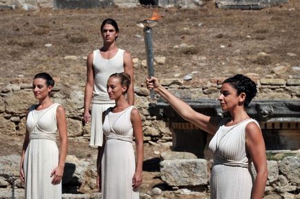 Грецькі жриці вже запалили олімпійський вогонь