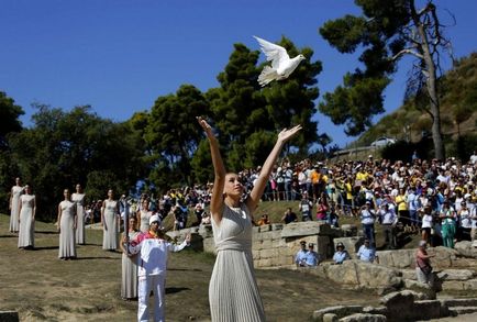 Грецькі жриці вже запалили олімпійський вогонь