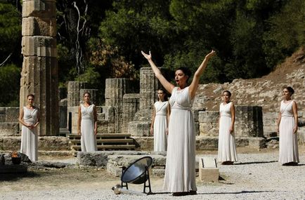 Görög papnők már világít az olimpiai láng