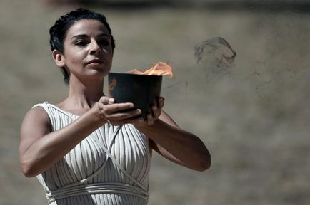 Preotesele grecești au aprins deja flacăra olimpică