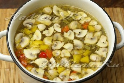 Грибний суп з куркою і картоплею, рецепт з фото