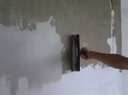 Puneți pereții înainte de tapetare, după cum este necesar, pentru a fi pregătit și cât de mult se usucă, decât înainte