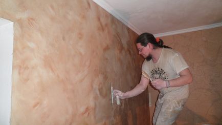 Puneți pereții înainte de tapetare, după cum este necesar, pentru a fi pregătit și cât de mult se usucă, decât înainte