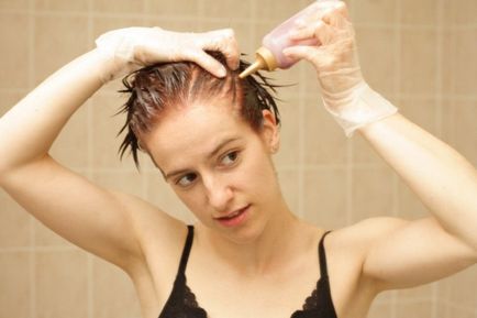 Hogyan súrolja a festéket a haj a fejbőr és a kéz