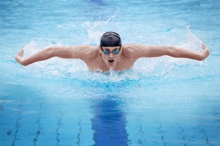 Cum să înotați în piscină pentru a ține corpul în formă
