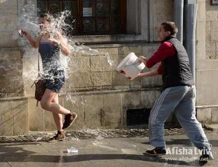 Як святкують Пасху в європі що дарують один одному які звичаї і канони