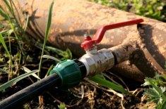 Cum de a face o țeavă de apă de la conductele de plastic pentru udarea grădina în țară?