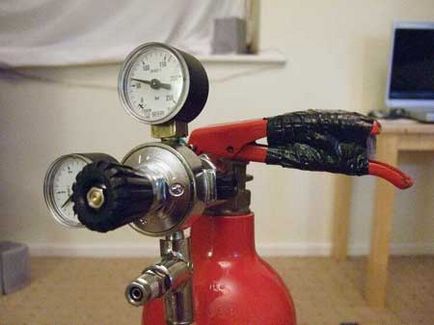 Як зробити систему подачі СО2 з вогнегасника