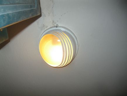 Cum să eliminați un plafond dintr-o lumină de plafon