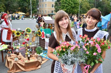 Як сонця промінь серед негоди букет прекрасний свята квітів