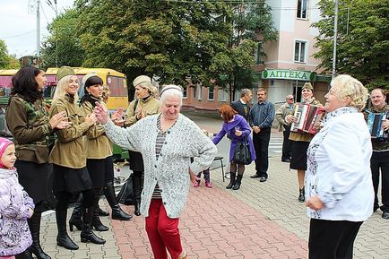 Як сонця промінь серед негоди букет прекрасний свята квітів