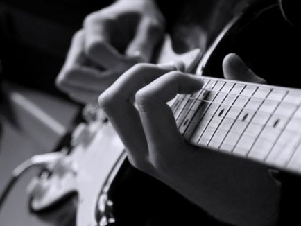 Hogyan lehet csökkenteni a távolságot a húrok és a bélyegző - hogyan válasszuk ki a távolságot a gitár