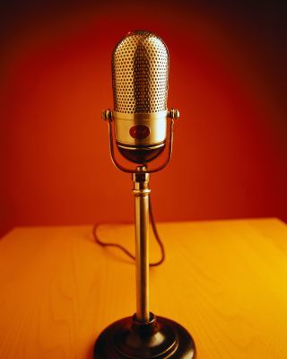 Коли вперше артисти стали використовувати мікрофон для посилення свого голосу під час виступу