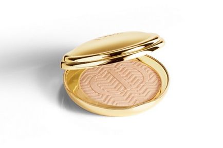 Make-up în tonuri de aur de selecție de cosmetice de aur pentru noul an, revista cosmopolitan, revista