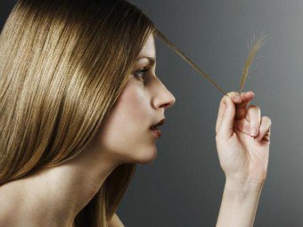 Маска для сухих кінчиків волосся на основі масел, хни, меду і трав