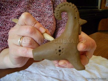 Tehnologie de clasă master pentru a face fluierul de jucărie din argilă 