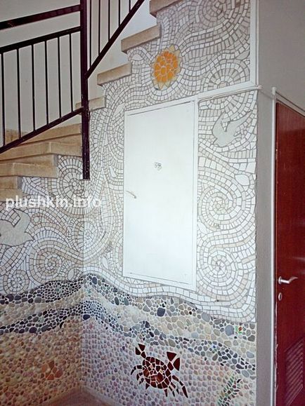 Мозаїка на стіні під'їзду з черепашок і каменів