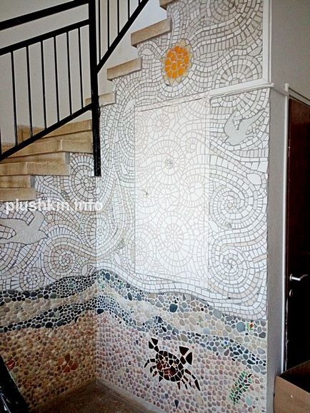 Мозаїка на стіні під'їзду з черепашок і каменів