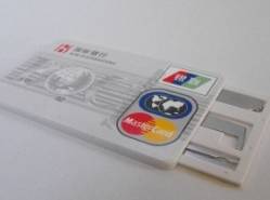 Un set de chei de schelet sub forma unui card de credit