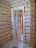Ferestre de o ușă într-o casă din lemn
