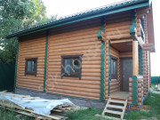 Ferestre de o ușă într-o casă din lemn