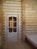 Вікна двері в дерев'яному будинку