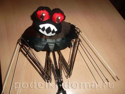 Spider pe Halloween (clasa de master), o cutie de idei și clase de master