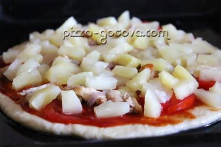 Pizza csirke és ananász - a recept egy fotó