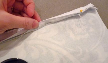 Подушка-валик - просте і ефектне прикраса для вашого будинку