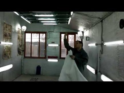 Festés fülkében az autók kezével a garázsban (fotó és videó) (fotók) Festés fülkében az autók kezével a garázsban (fotó és videó)