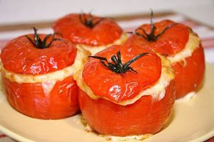 Tomate umplute cu rețete și sfaturi de brânză și usturoi