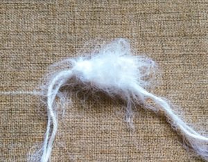Sărbătorind săptămâna de Paști, am tricotat un iepure cu ace de tricotat