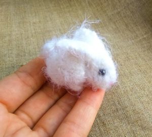 Sărbătorind săptămâna de Paști, am tricotat un iepure cu ace de tricotat
