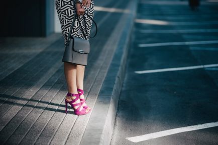 Pantofi roz pe o platformă, o pană și un călcâi, cu ce să poarte pantofi de nuante roz