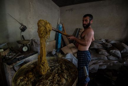 Kézi szőnyegek gyártása, fotó hírek