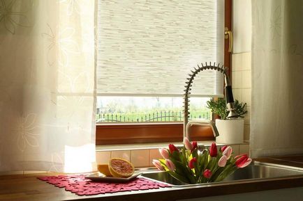 Рулонні штори на кухні фото на пластикове вікно, в інтер'єрі, сучасні новинки 2017, відео