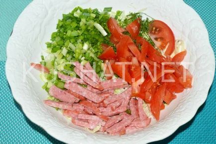 Saláta káposztával és füstölt kolbásszal