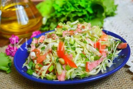 Salată cu varză și cârnați afumați