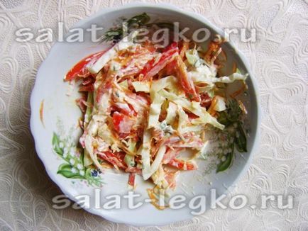 Salata cu cârnați, roșii și varză