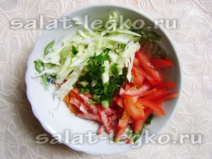 Салат з ковбасою, помідорами і капустою