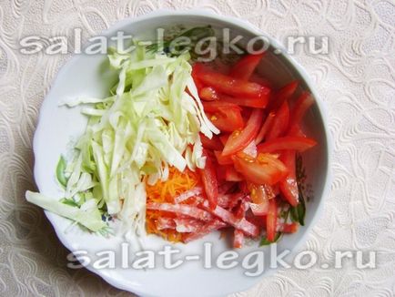 Салат з ковбасою, помідорами і капустою