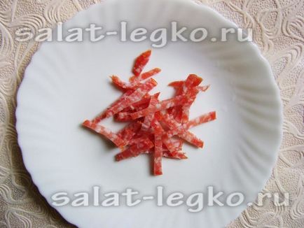 Салат з ковбасою, помідорами і капустою