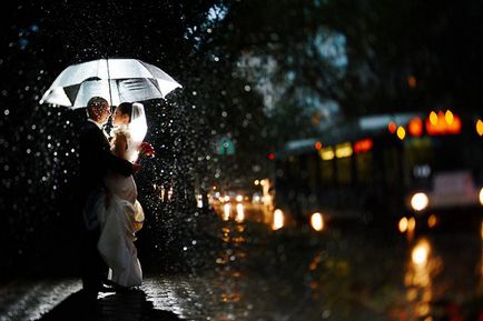 Sesiune foto de nunta sub ploaie din sesiunea de nunta foto - nunta nuntii este totul despre nunta!