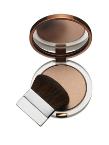 Testează o pulbere compactă, cu efect de bronzare a unui bronz pulverizat cu bronz presat din clinique