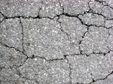 Fisuri și fisuri pe asfalt care provoacă apariția și repararea lor;