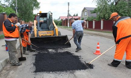 Fisuri și fisuri pe asfalt care provoacă apariția și repararea lor;