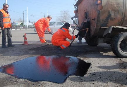 Fisuri și fisuri pe asfalt care provoacă apariția și repararea lor;